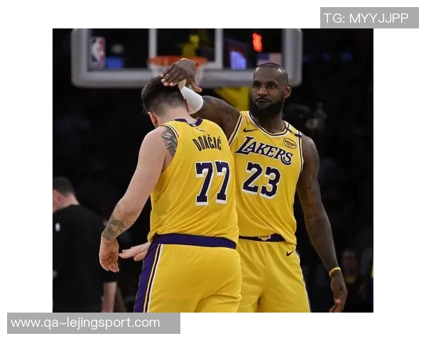 阿里纳斯称詹姆斯现为东契奇的定点投手预计还能继续征战两年 阿里纳斯称詹姆斯现为东契奇的定点投手预计还能继续征战两年